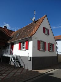 Haus von au&szlig;en Hochformat